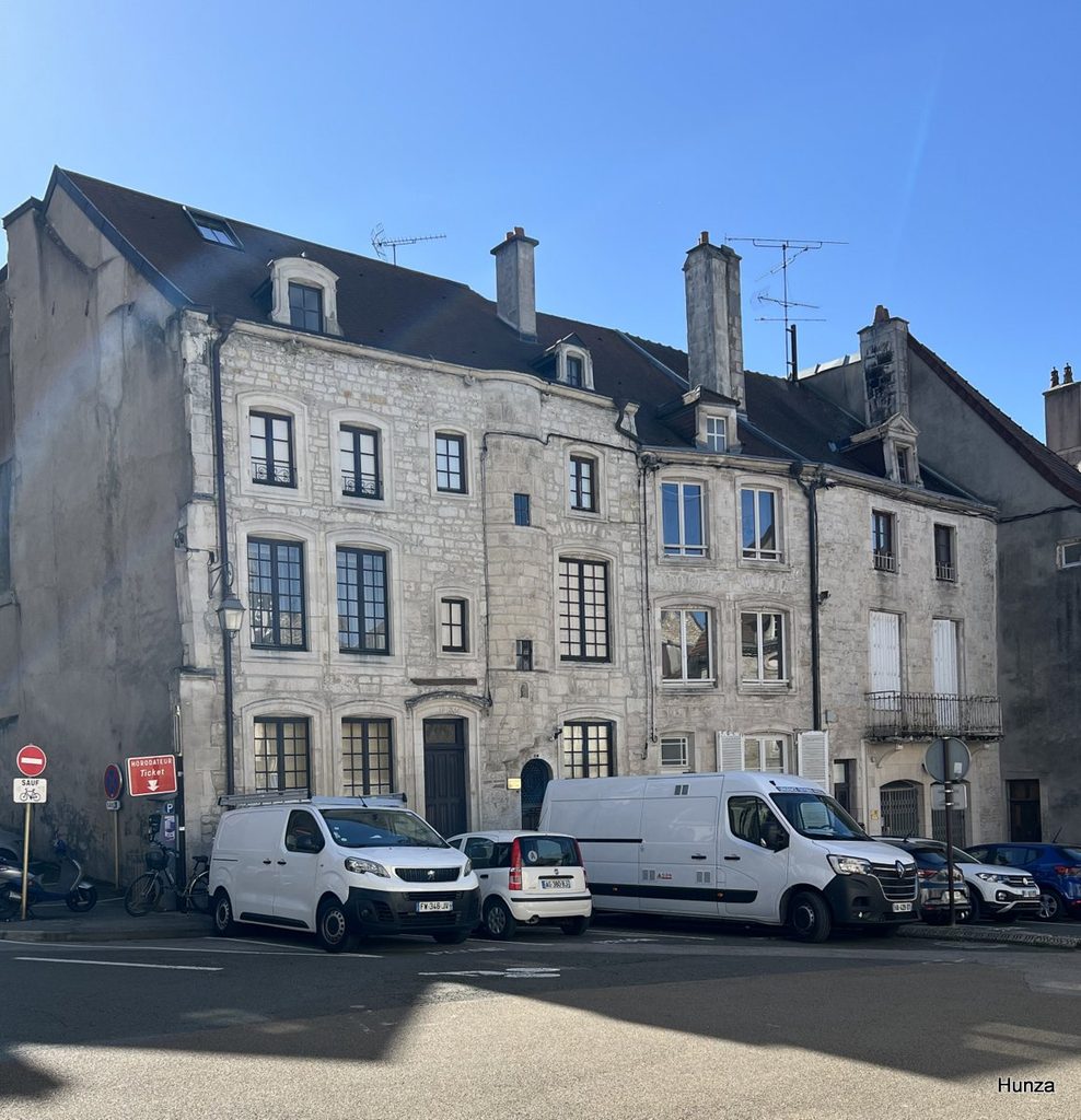 Maison à tourelle place Saint-Jean-Baptiste à Chaumont