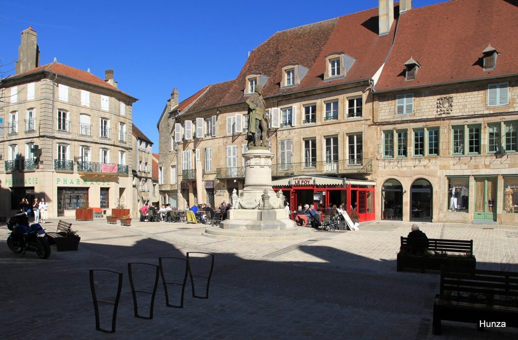 Statue et maison natale de Diderot sur la place Diderot à Langres