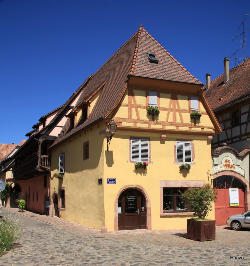 Maison à colombages sur la place du Docteur-Pierre-Walter à Bergheim