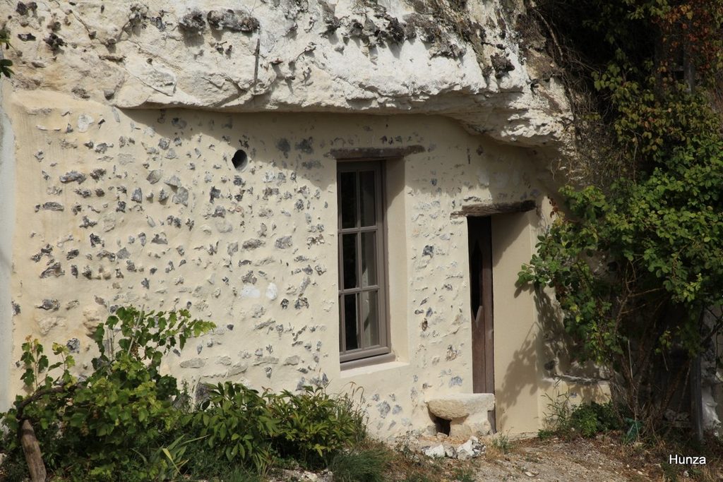 Façade d'une maison troglodyte dans la rue Vieille Charrière de Gasny à La Roche-Guyon