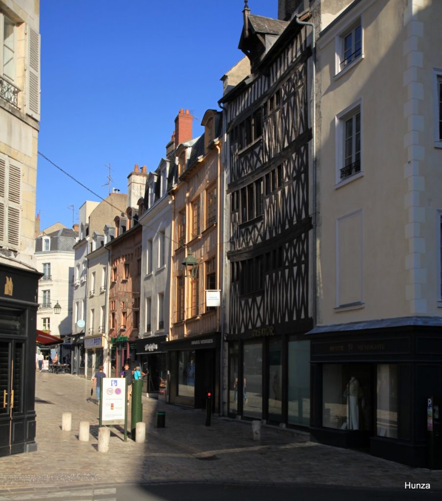 Maisons à pans de bois aux 289, 293 et 295 rue de Bourgogne à Orléans