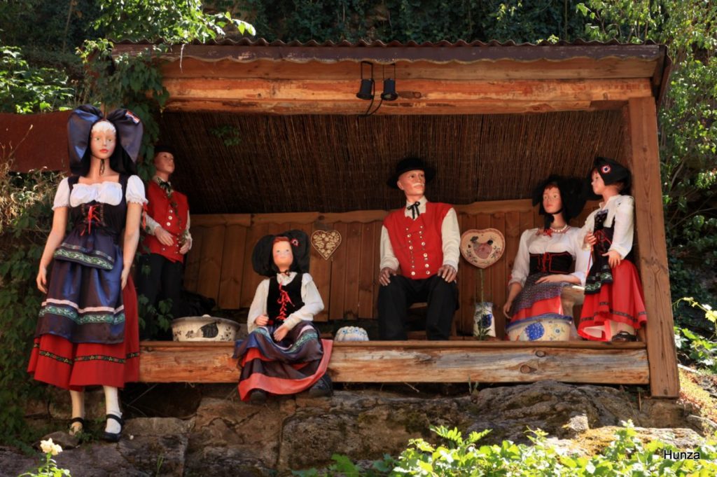 Mannequins en costumes traditionnels alsaciens à Kaysersberg