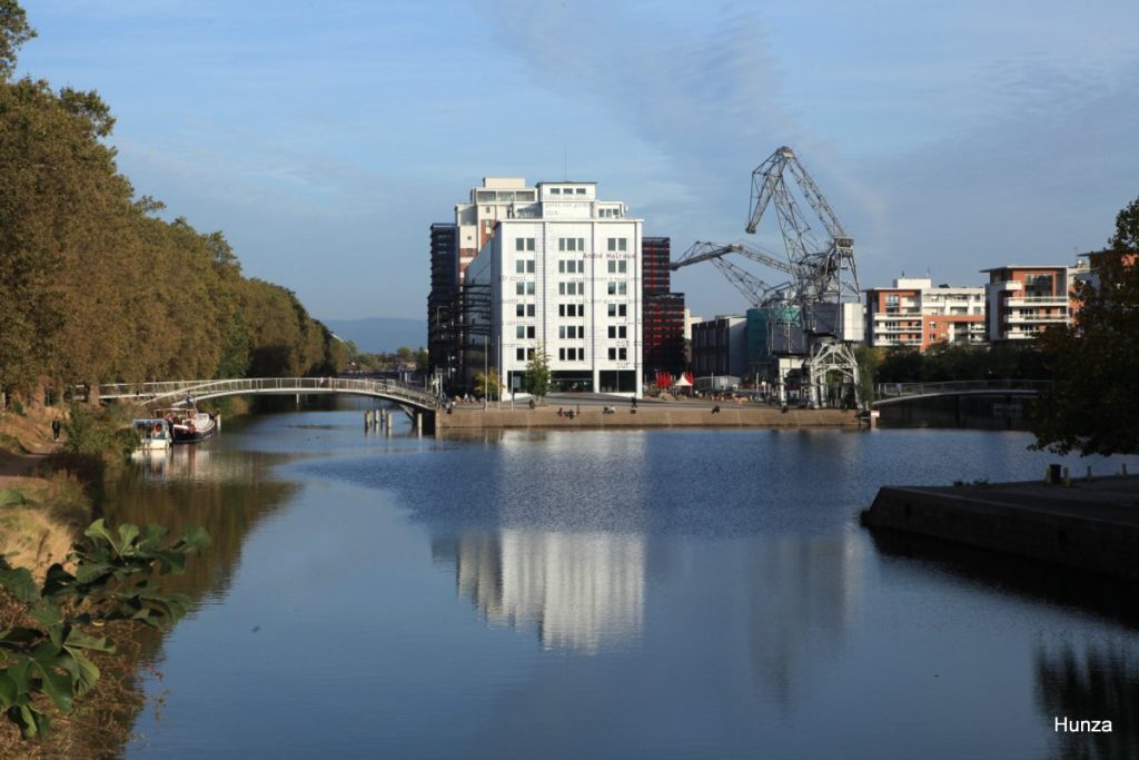 Médiathèque André Malraux et ancienne grue portuaire sur la presqu'île Malraux à Strasbourg
