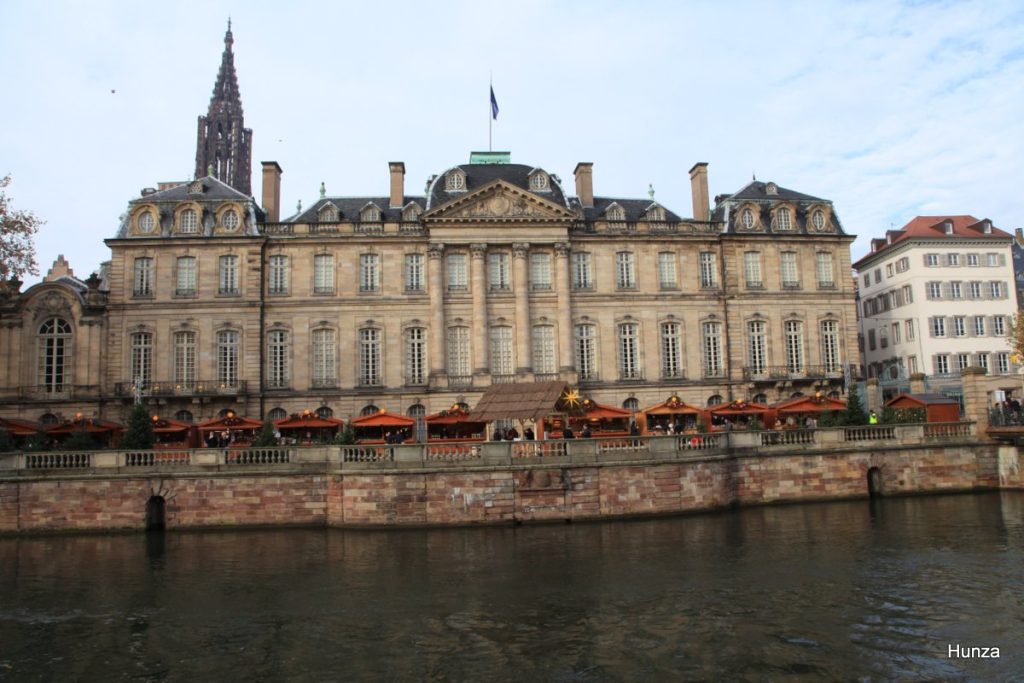 Palais Rohan au bord de l'Ill à Strasbourg