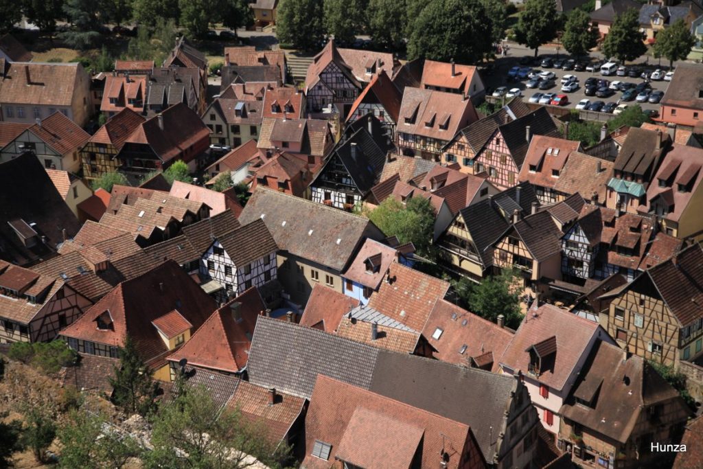 Vue panoramique sur les toits et les maisons à colombages de Kaysersberg depuis le donjon