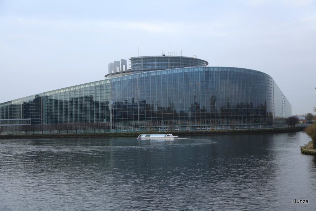 Parlement européen de Strasbourg au bord de l'Ill