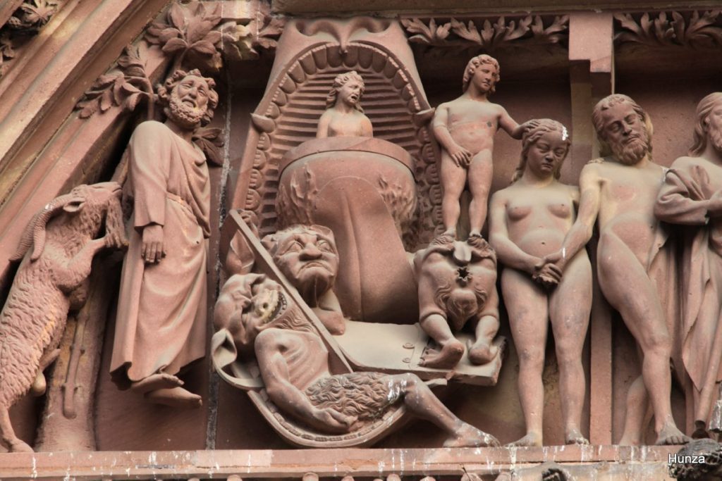 Détail du tympan du portail central de la cathédrale Notre-Dame de Strasbourg représentant la Création d'Ève et le Péché originel mais aussi la pendaison de Judas