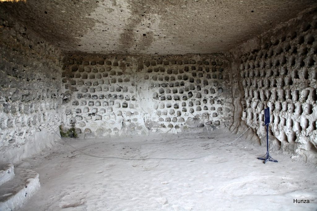 Pigeonnier troglodytique du château de La Roche-Guyon, creusé dans la falaise 