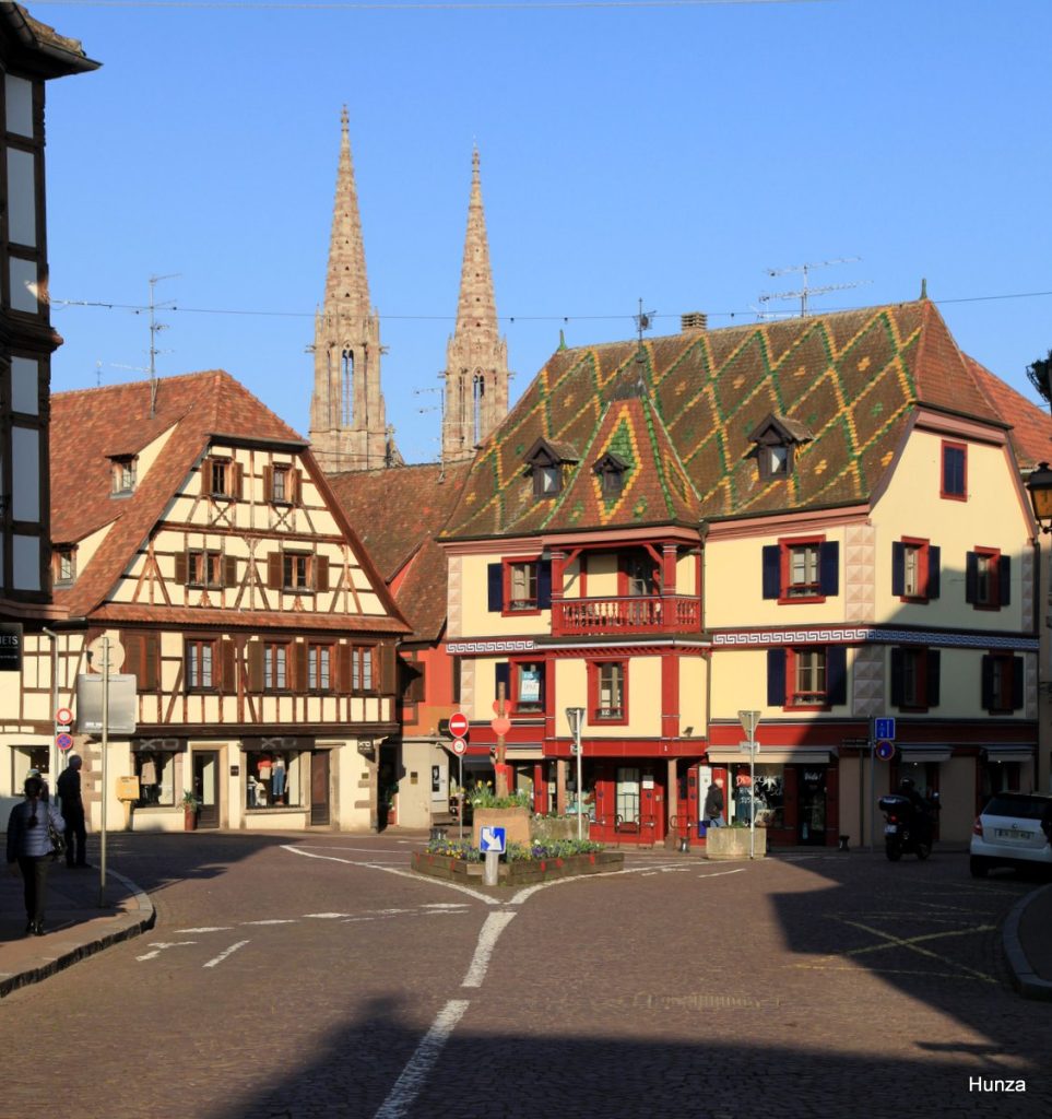 Place de l'Étoile à Obernai entourée de maisons alsaciennes
