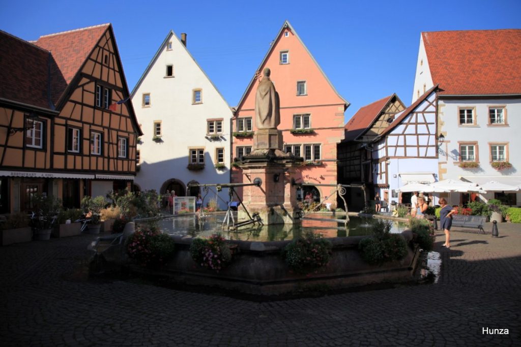 Place du Château et fontaine Saint-Léon à Eguisheim