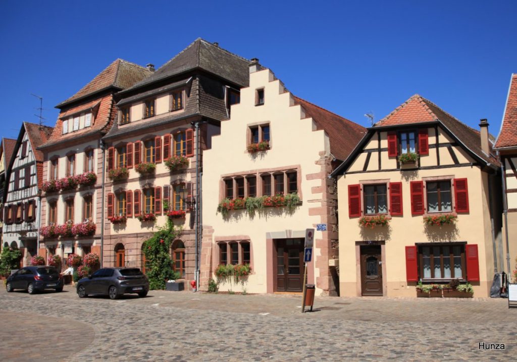 Maisons à colombages et en pierre sur la place du Docteur-Pierre-Walter à Bergheim