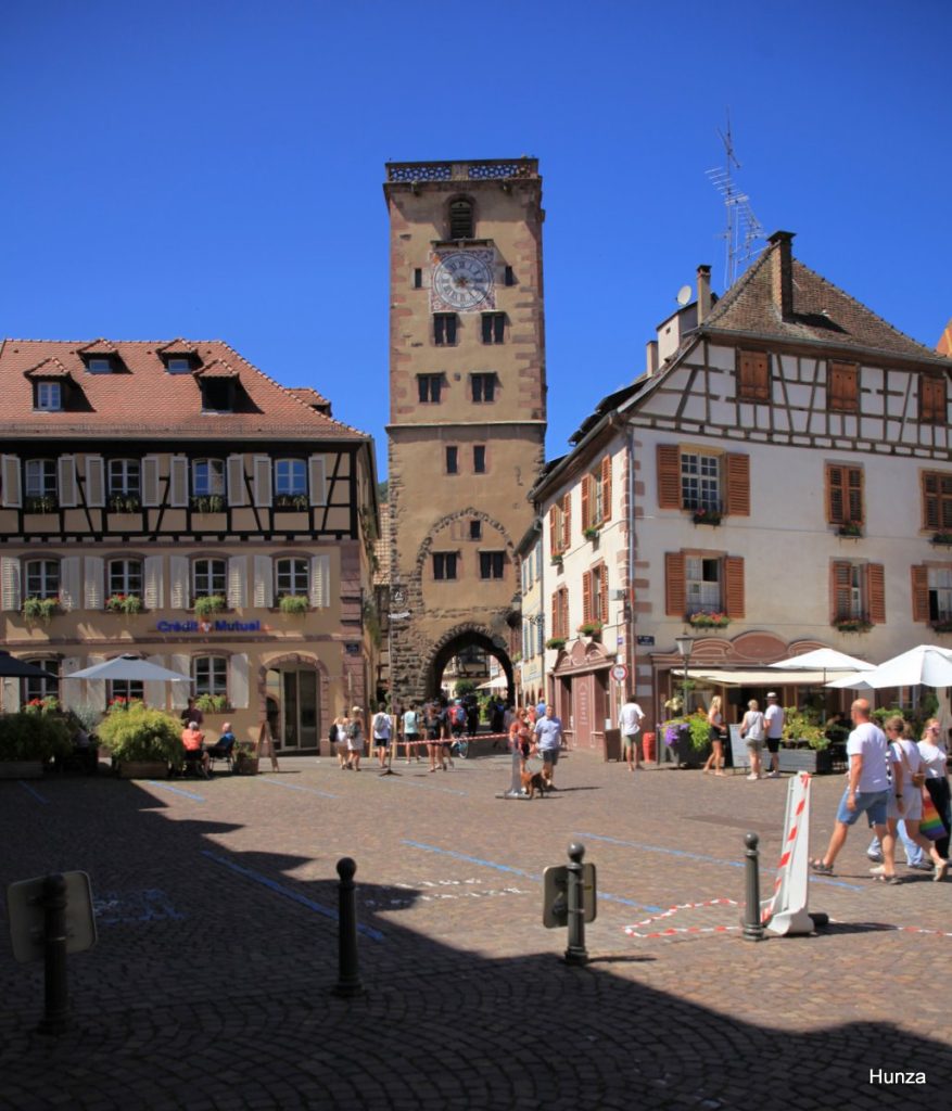 Place de l'Hôtel-de-Ville avec la tour des Bouchers à Ribeauvillé