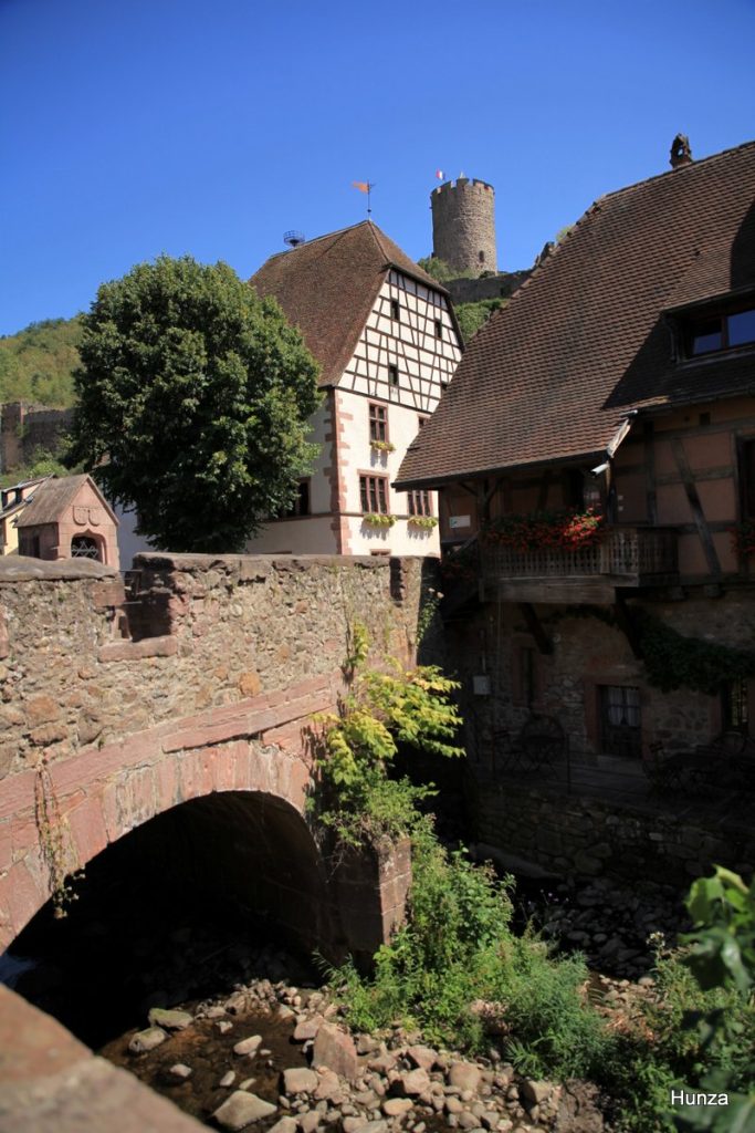 Pont fortifié et en arrière-plan le Badhus et le donjon de Kaysersberg