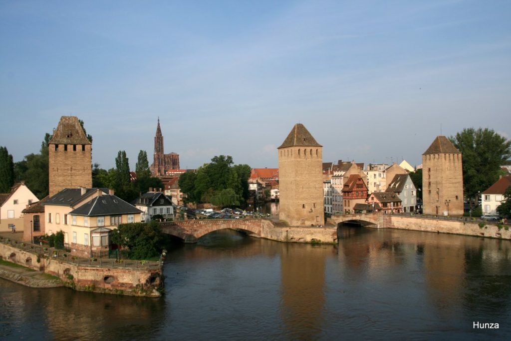 La cathédrale et les ponts couverts sur l'Ill vus du barrage Vauban à Strasbourg
