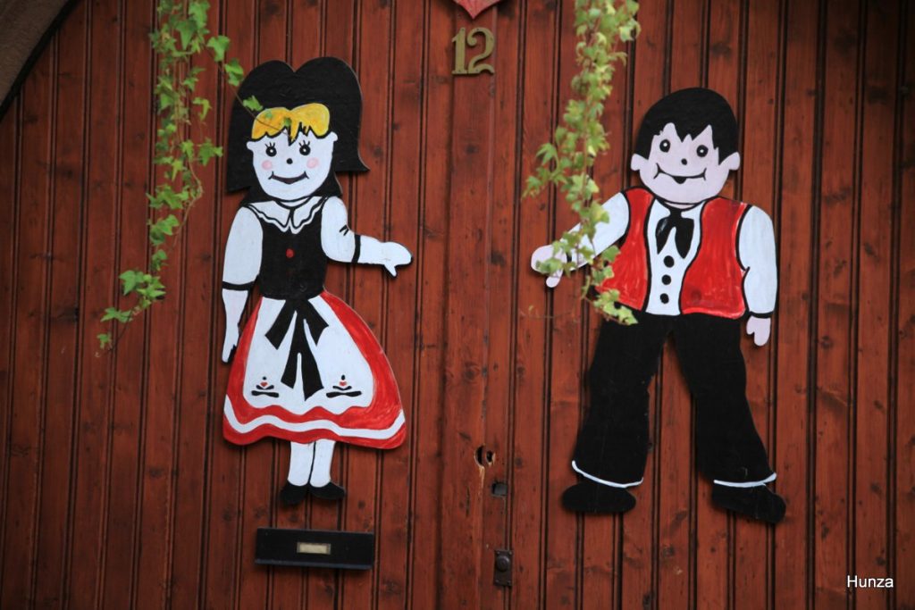 Décoration représentant un couple en costume traditionnel alsacien sur une porte à Ribeauvillé