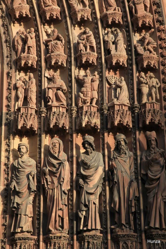 Statues des prophètes dans l'ébrasement droit du portail central de la cathédrale Notre-Dame de Strasbourg