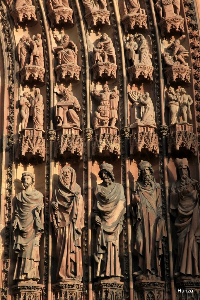 Prophètes sculptés dans l'ébrasement droit du portail central de la cathédrale de Strasbourg