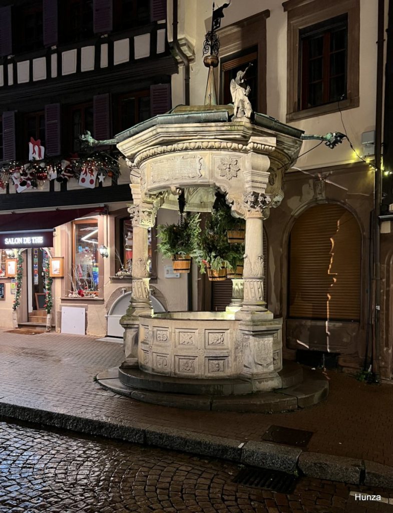 Puits à six seaux dans le centre historique d'Obernai