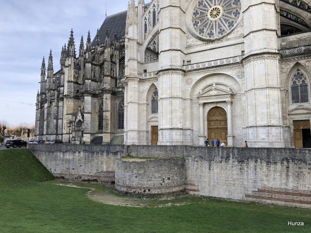 Vestige du rempart gallo-romain d’Orléans au pied de la cathédrale Sainte-Croix