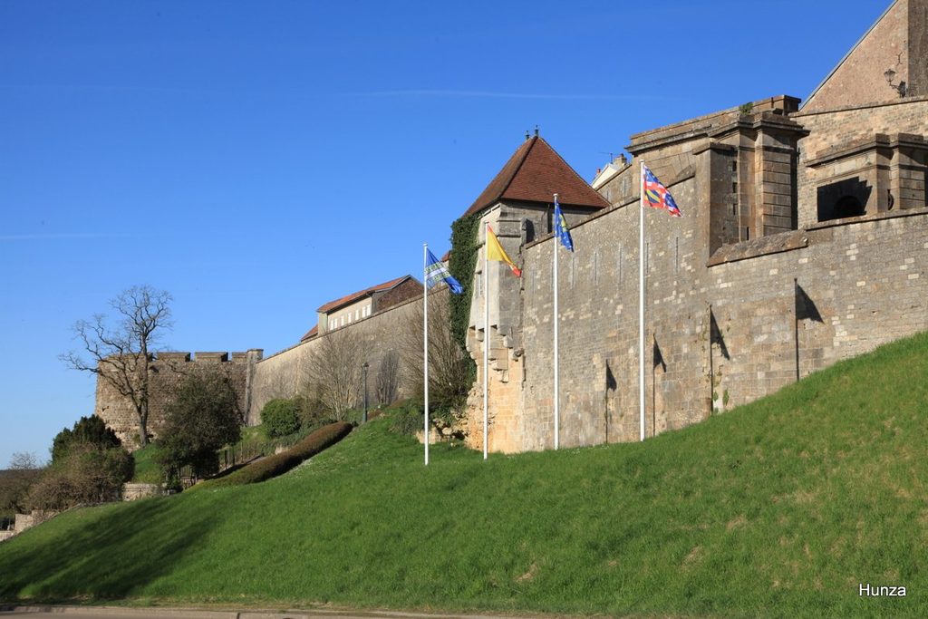 Remparts de Langres, porte de l’Hôtel de Ville et tour du Petit Sault
