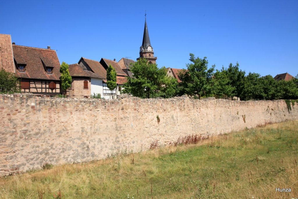 Remparts sud de Bergheim avec le clocher de l'église Notre-Dame-de-l'Assomption en arrière-plan.