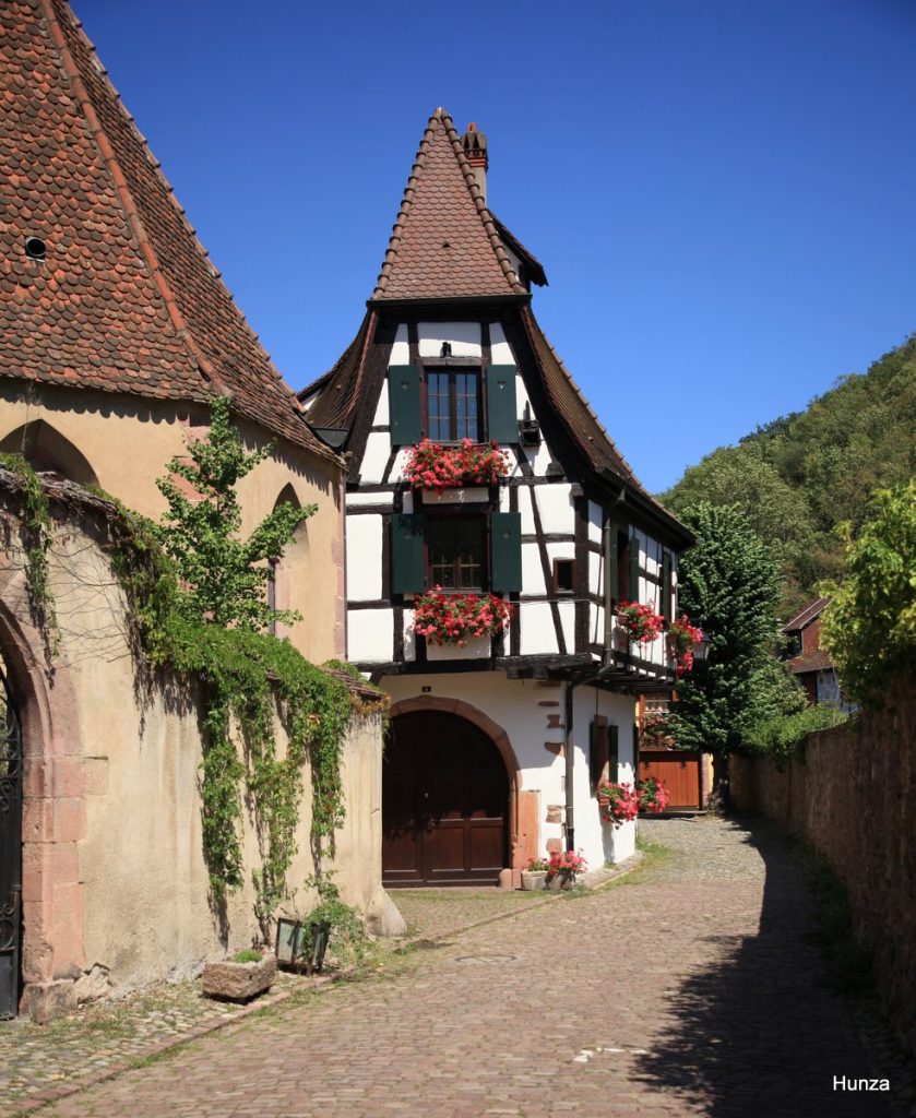 Rue de l’Oberhof à Kaysersberg avec maison à colombages fleurie