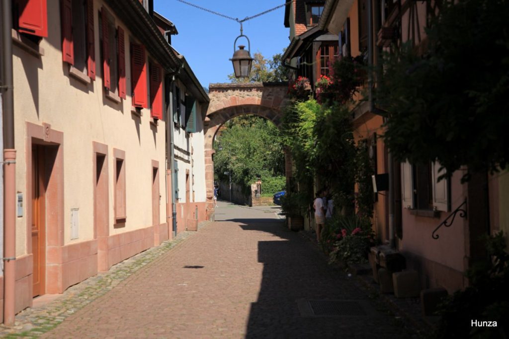 Rue des Forgerons à Kaysersberg avec son arche en pierre