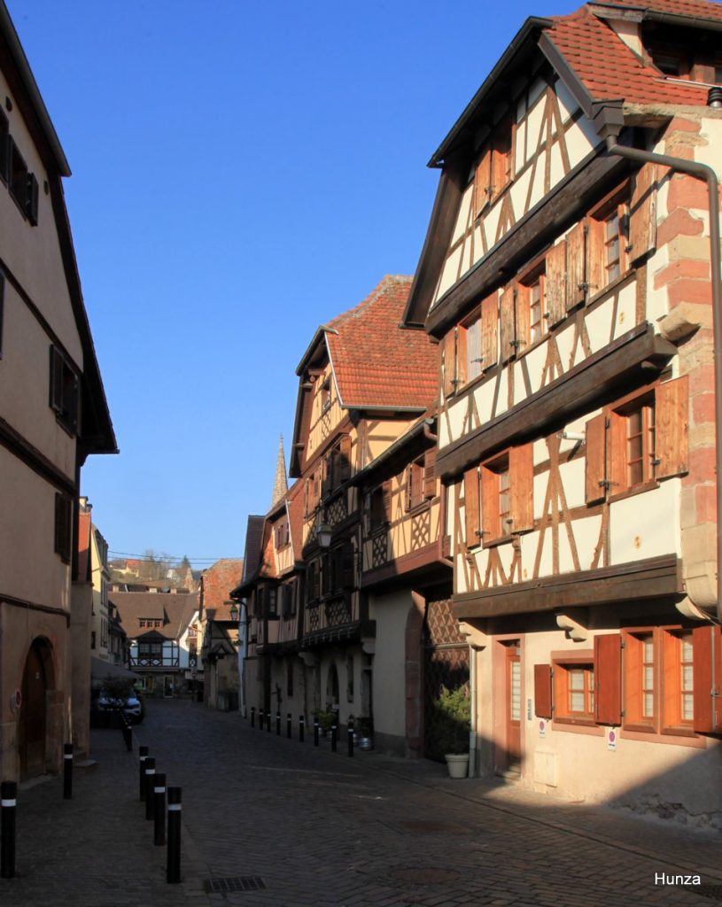 Rue des Pèlerins bordée de maisons à colombages à Obernai