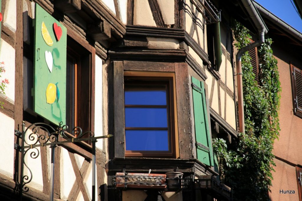 Gros plan sur une maison avec oriel dans la rue du Rempart Nord à Eguisheim