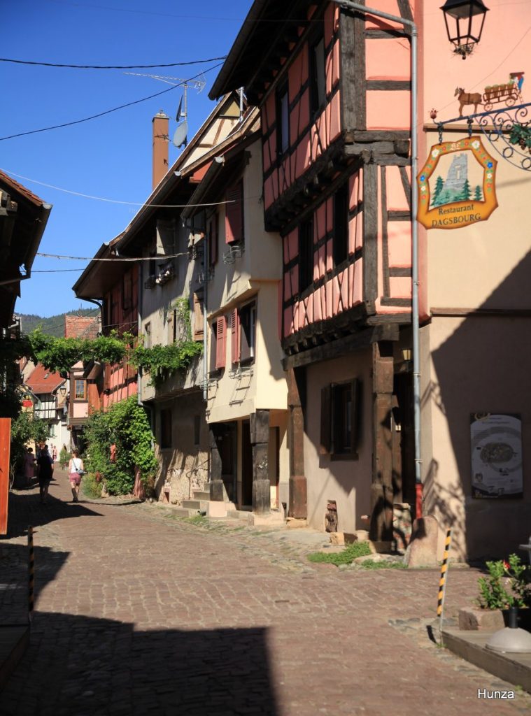 Maisons traditionnelles dans la rue du Rempart Nord à Eguisheim