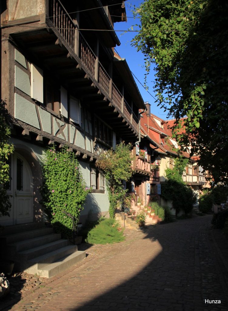Maison ancienne avec galerie en bois dans la rue du Rempart Nord à Eguisheim