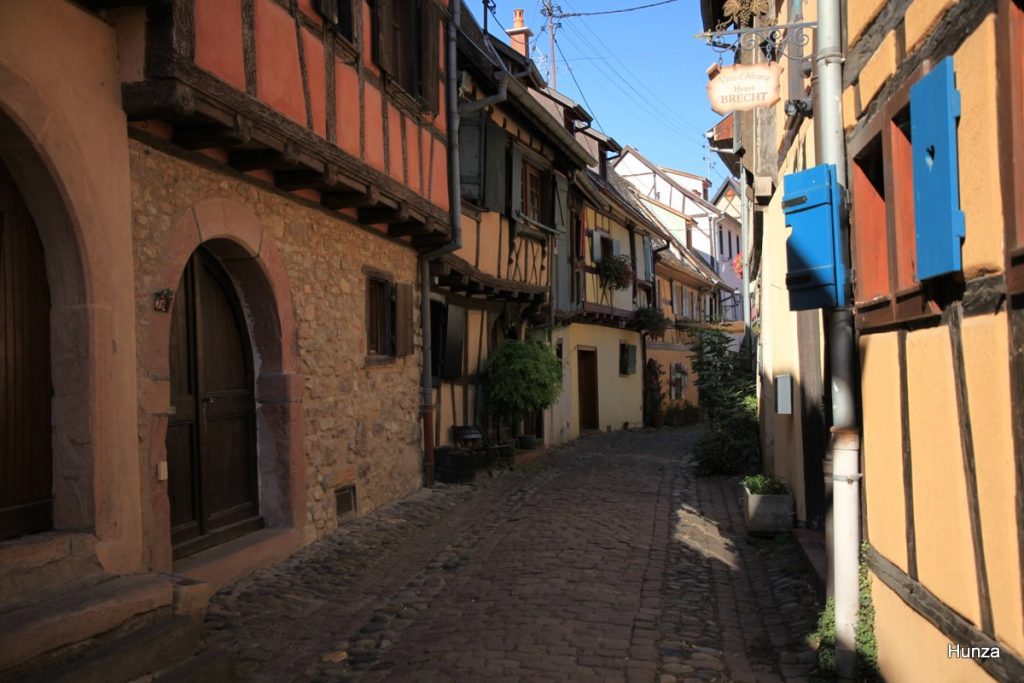 Rue du Rempart Sud à Eguisheim bordée de maisons à colombages