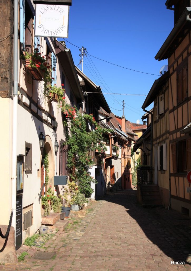 Rue du Rempart Sud à Eguisheim avec ses maisons à colombages fleuries