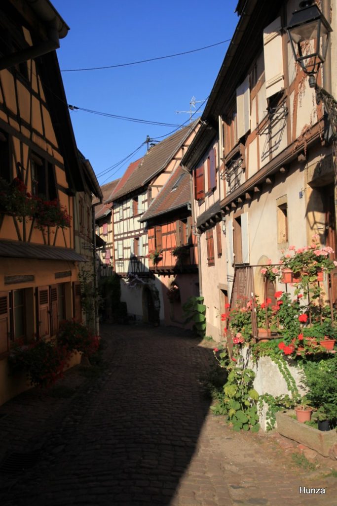 Maisons à colombages dans la rue du Rempart Sud baignées par la lumière de fin d'après-midi à Eguisheim