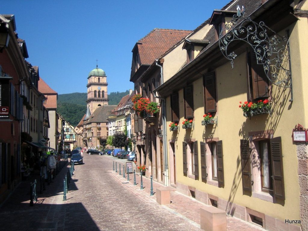 Rue du Général de Gaulle et église de l'Invention de la Sainte-Croix à Kaysersberg