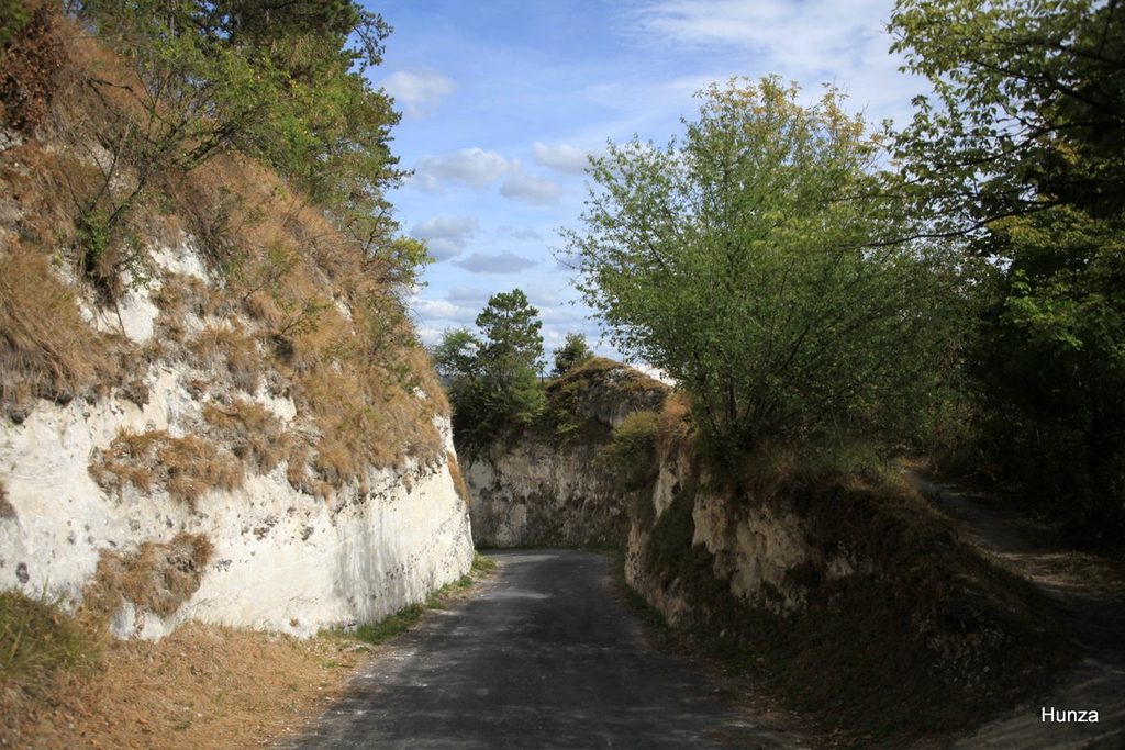 Rue Vieille Charrière de Gasny creusée dans la craie à La Roche-Guyon