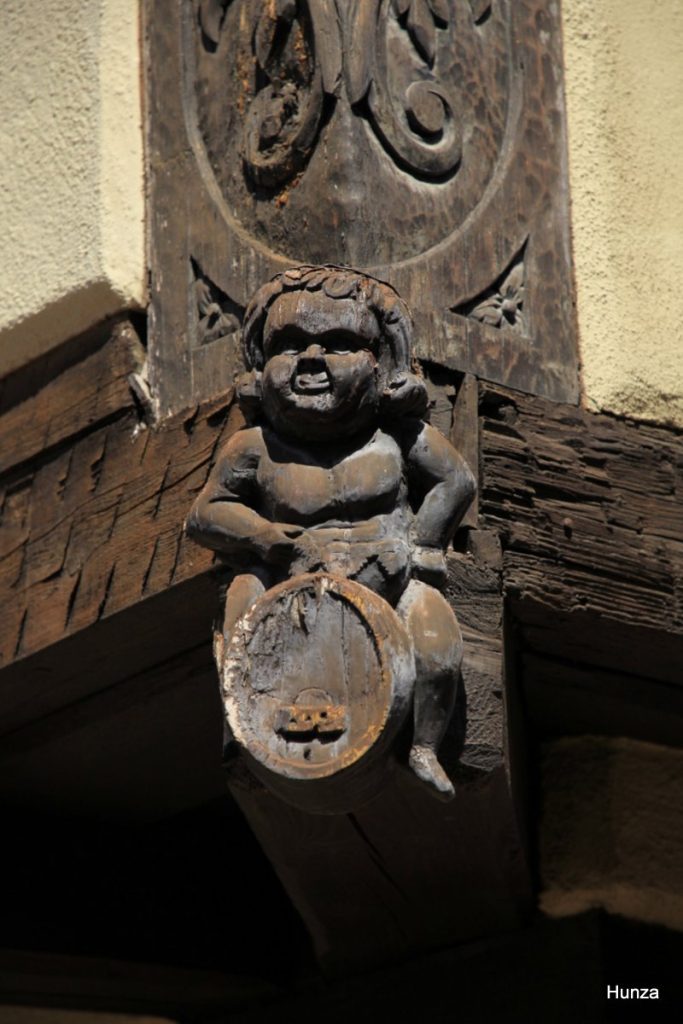 Représentation d'un tonnelier en bois sculpté  sur la maison au 20 Grand’Rue à Turckheim