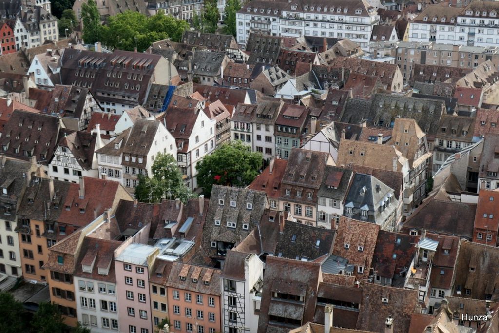 Vue sur les toits anciens de Strasbourg depuis la terrasse de la cathédrale