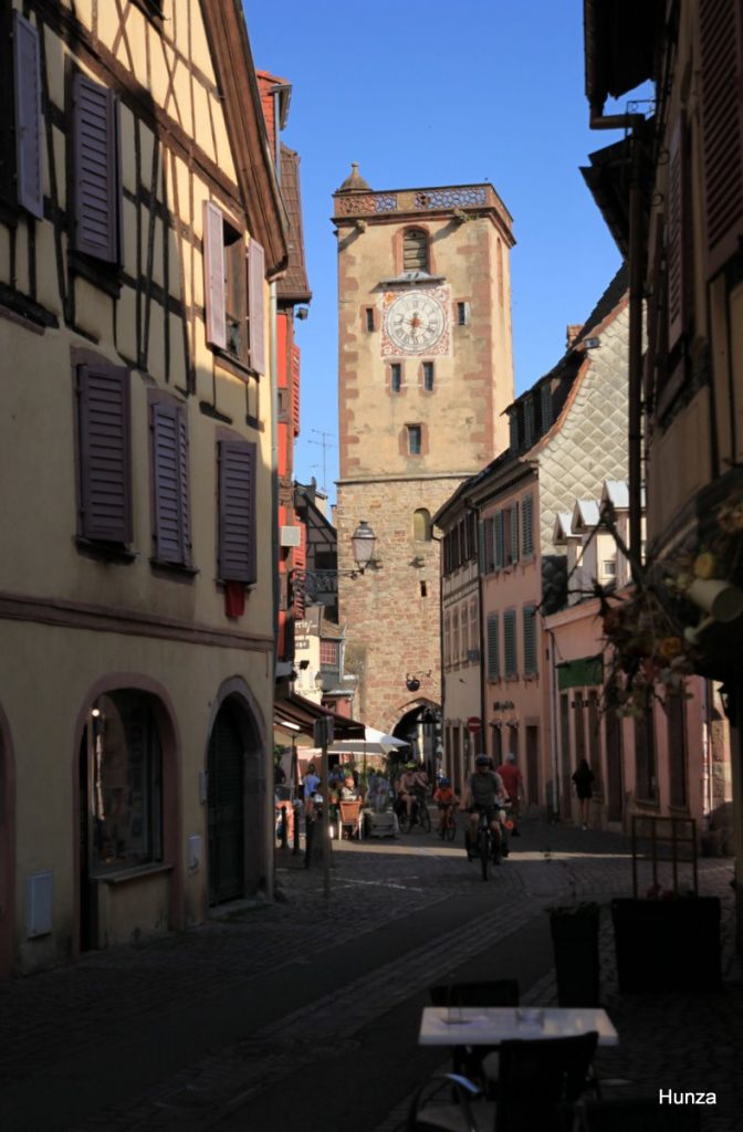 Vue sur la tour des Bouchers depuis la Grand'Rue à Ribeauvillé