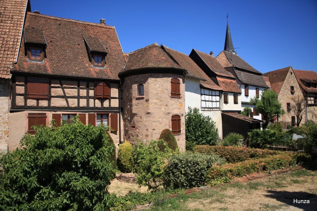 Tour G au milieu des habitations qui suivent le tracé des remparts intérieurs sud à Bergheim