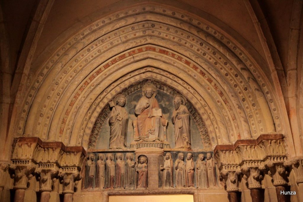 Tympan roman représentant le Christ entre saint Pierre et saint Paul ainsi que les Vierges folles et sages à Eguisheim