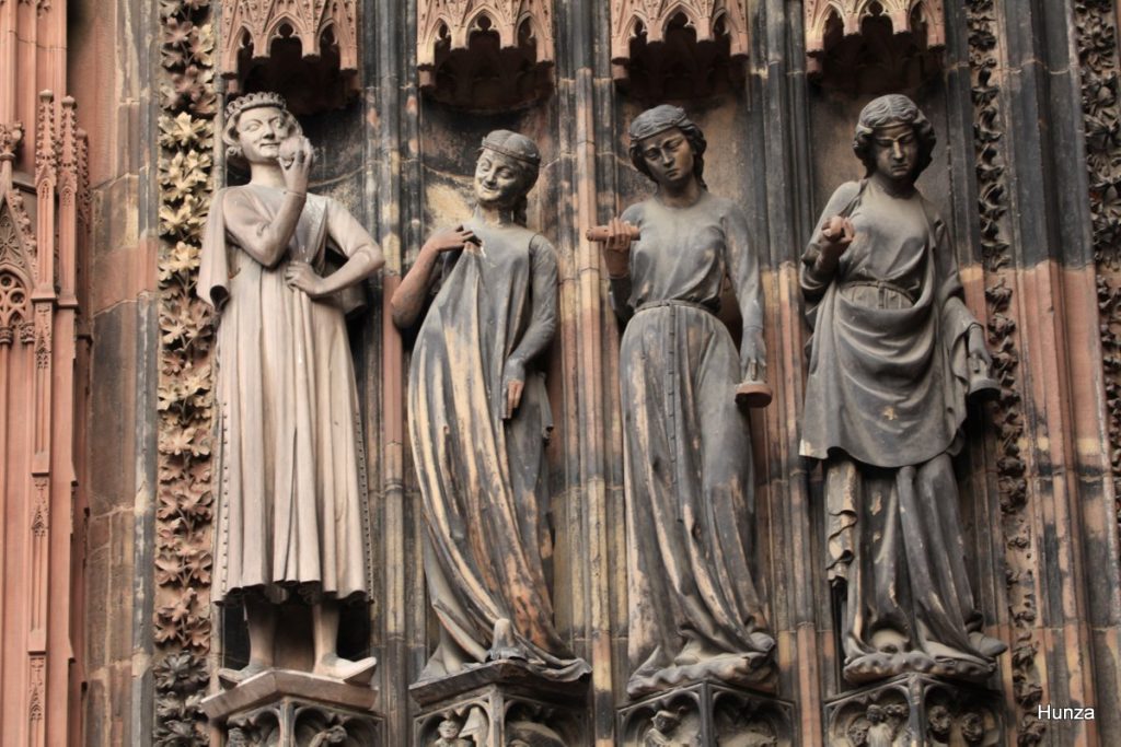 Vierges folles et Tentateur sur le portail sud de la cathédrale Notre-Dame de Strasbourg