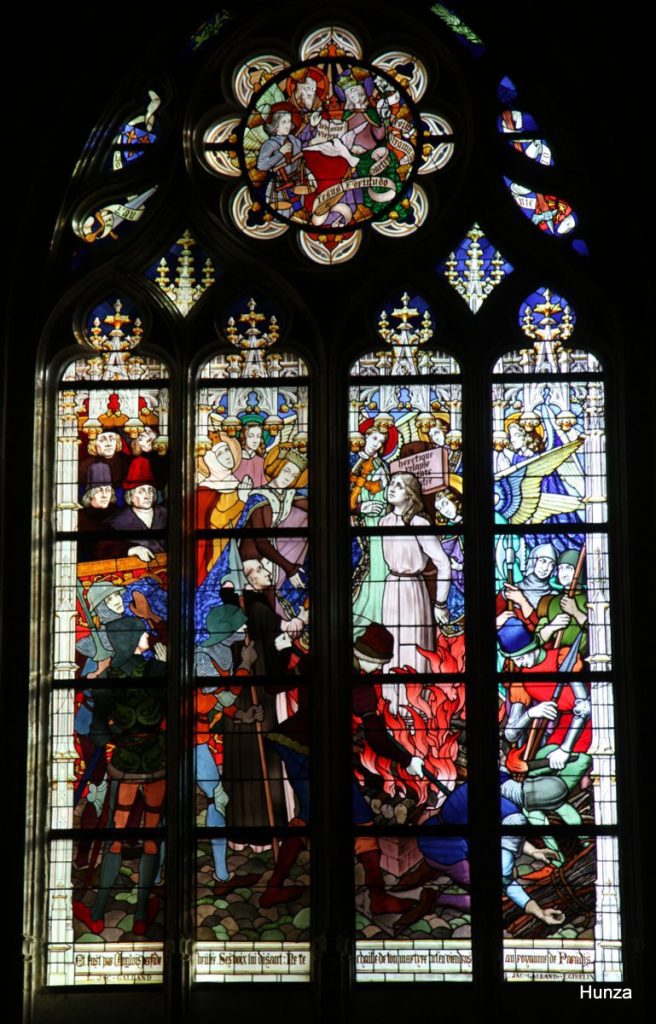 Vitrail représentant Jeanne d’Arc sur le bûcher dans la cathédrale Sainte-Croix d’Orléans