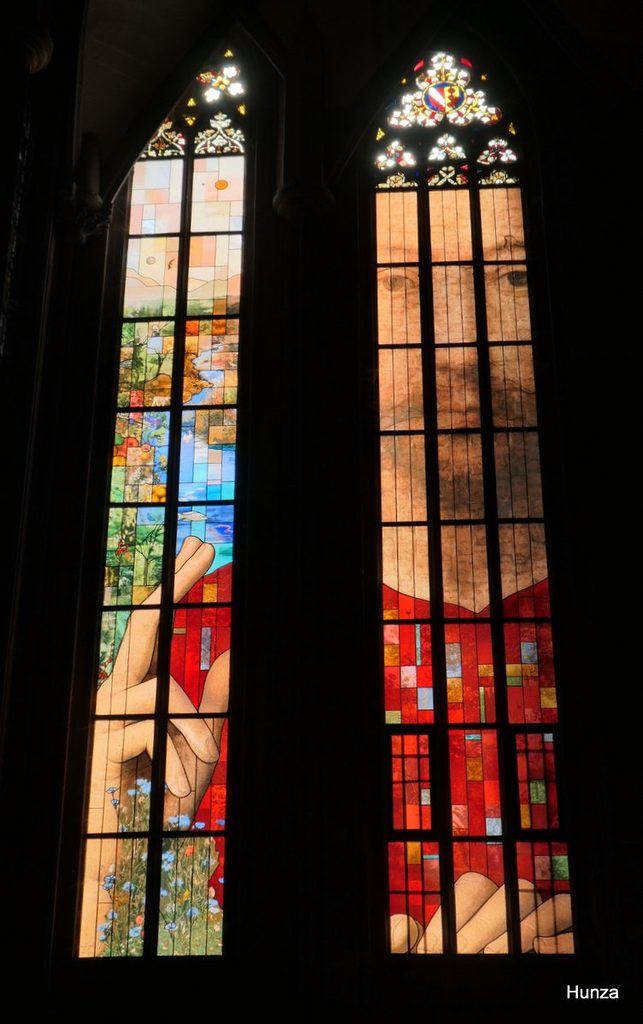 Vitrail du Millénaire représentant le Christ bénissant dans la cathédrale de Strasbourg