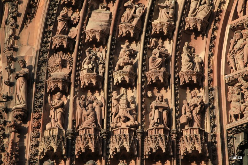 Détail des voussures sculptées du portail central de la cathédrale Notre-Dame de Strasbourg