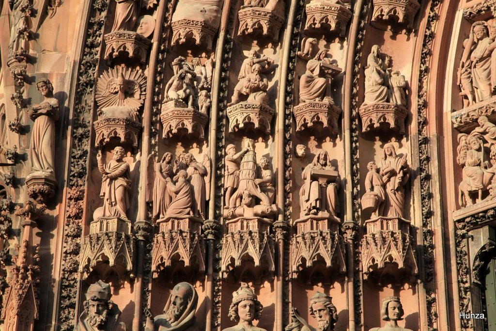 Détail des voussures du portail central de la cathédrale Notre-Dame de Strasbourg