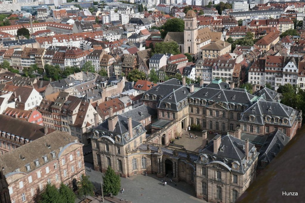 Vue sur le palais Rohan depuis la terrasse de la cathédrale de Strasbourg