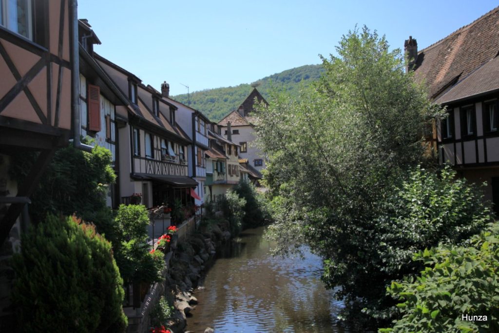 Vue sur la Weiss depuis le pont de bois à Kaysersberg