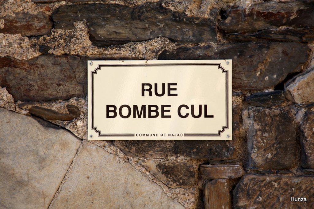 Plaque de la rue Bombe-Cul à Najac
