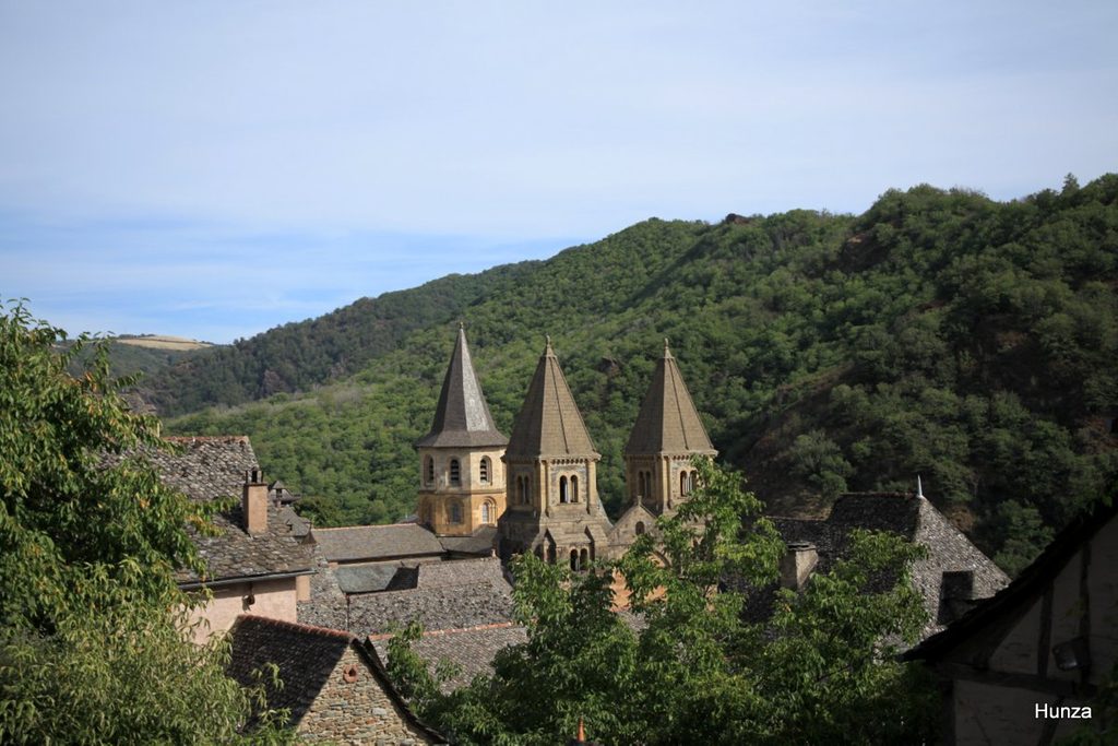 Abbatiale Sainte-Foy de Conques vue depuis la place du Palais